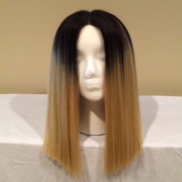 Short blonde with dark root wig - Picture 1 of 6
